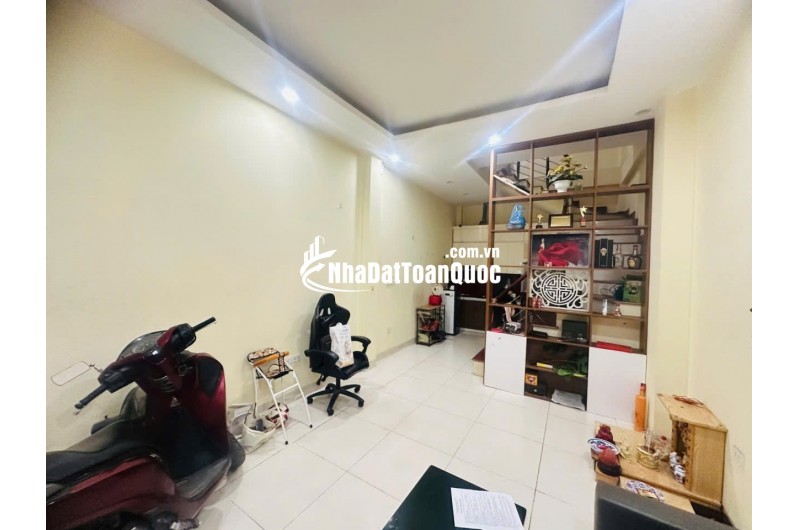 BÁN NHÀ CẦU GIẤY - Ô TÔ VF3 ĐỖ CỬA, 33M - 5 TẦNG ĐẸP, FULL NỘI THẤT, GIÁ 8,3 TỶ